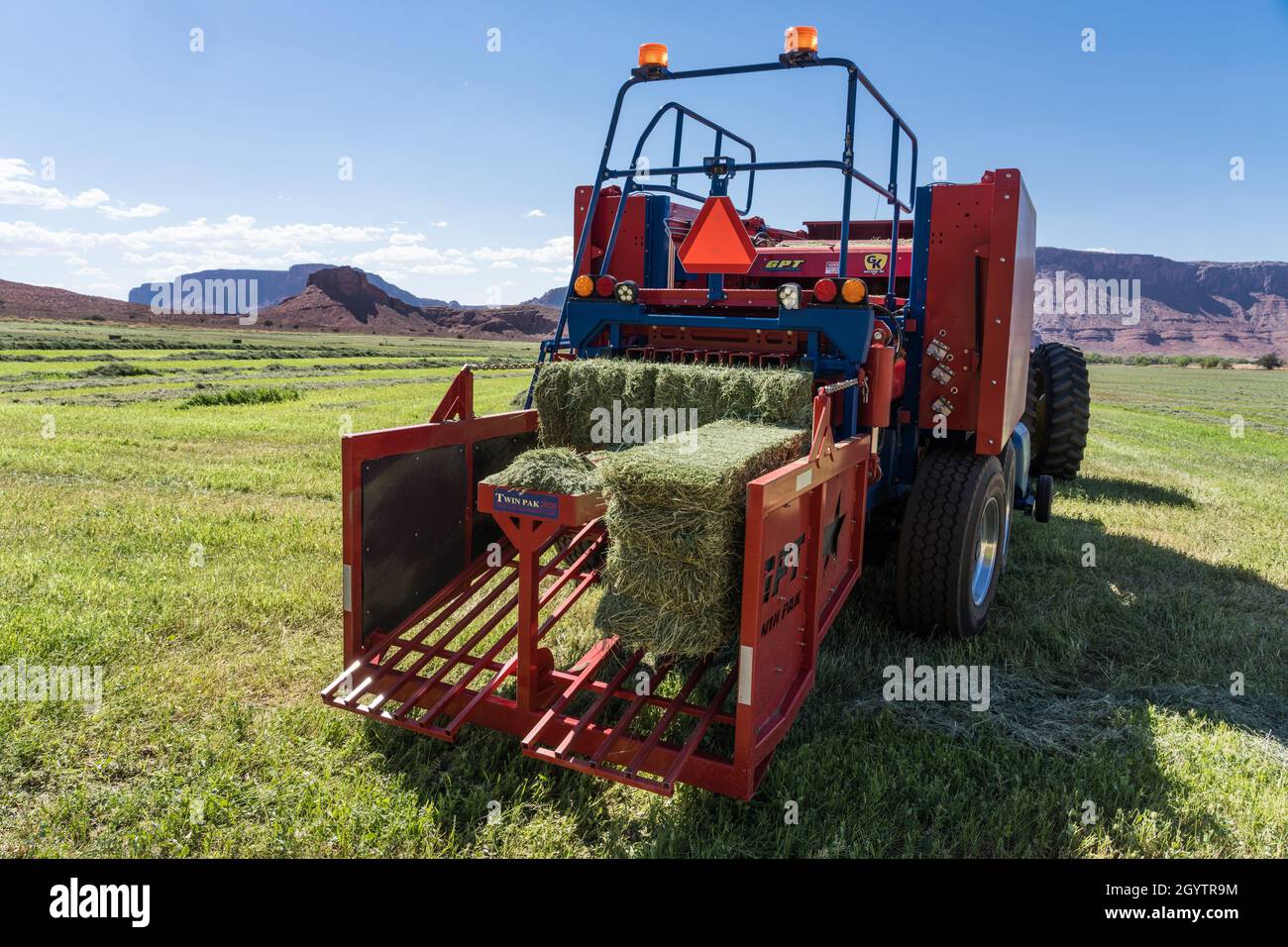 Rückansicht einer GPT TwinPak Ballenpresse auf einer Ranch im Süden von Utah. Stockfoto