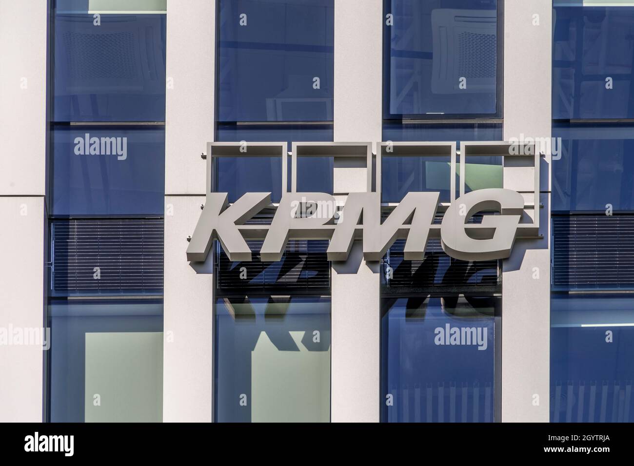 Vilnius, Litauen - 12. Mai 2021: KPMG-Logo an der Wand des Bürogebäudes. KPMG ist ein internationales Netzwerk von Wirtschaftsprüfungs- und Steuerberatungsgesellschaften Stockfoto