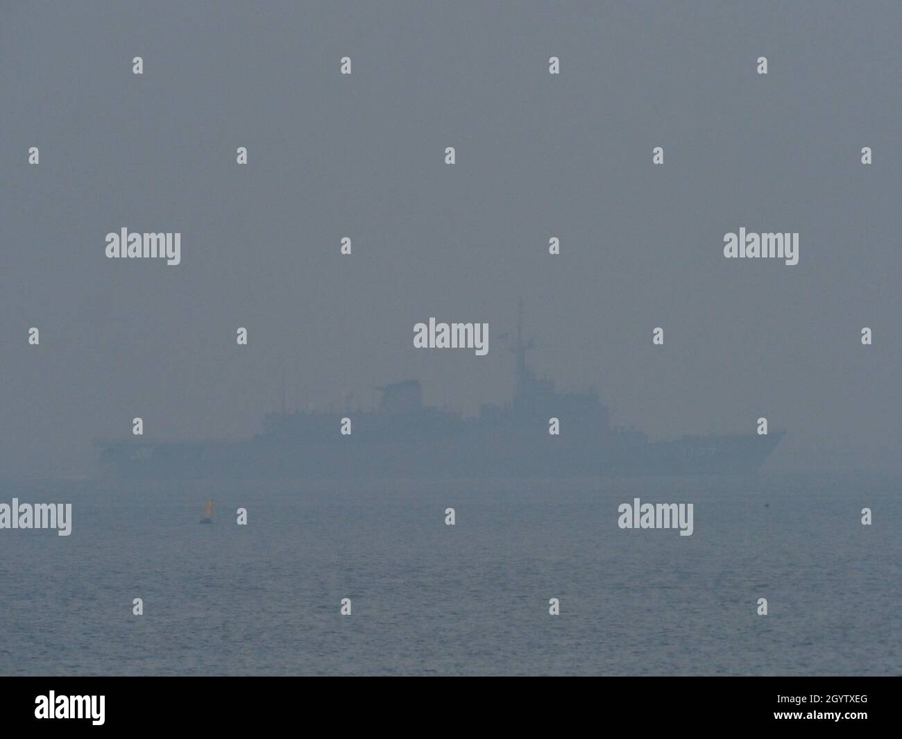 Sheerness, Kent, Großbritannien. 9. Oktober 2021. Das brasilianische Trainingsschiff NE Brasil hat heute Abend die Themse im Nebel und Nebel von Sheerness, Kent, verlassen. Kredit: James Bell/Alamy Live Nachrichten Stockfoto