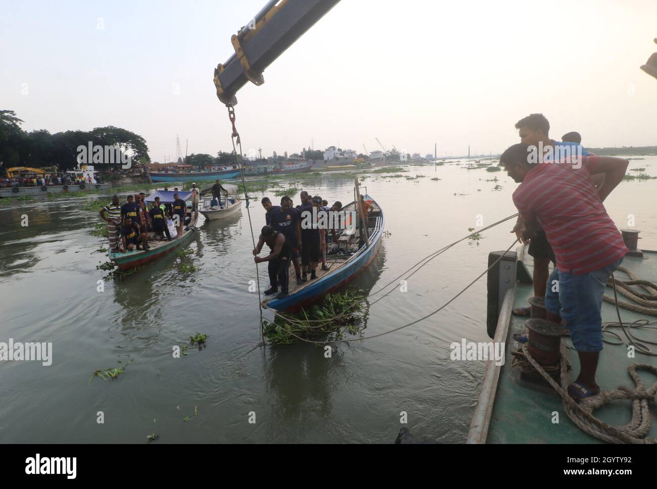 Non Exclusive: DHAKA, BANGLADESCH - 9. OKTOBER 2021: Retter bei Rettungsarbeiten, um die vermissten Personen in einem Trawler zu finden, der im Turag-Fluss kentert. A tot Stockfoto