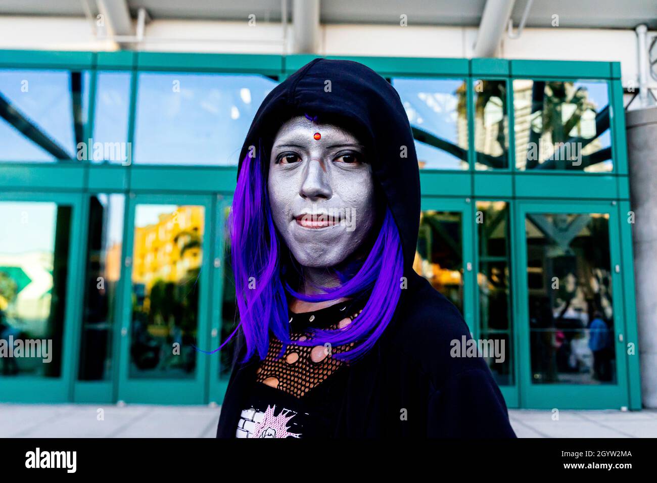 Teilnehmer Cosplayer porträtiert Ravem von Teen Titans auf der Comic Con in Los Angeles, CA, USA Stockfoto