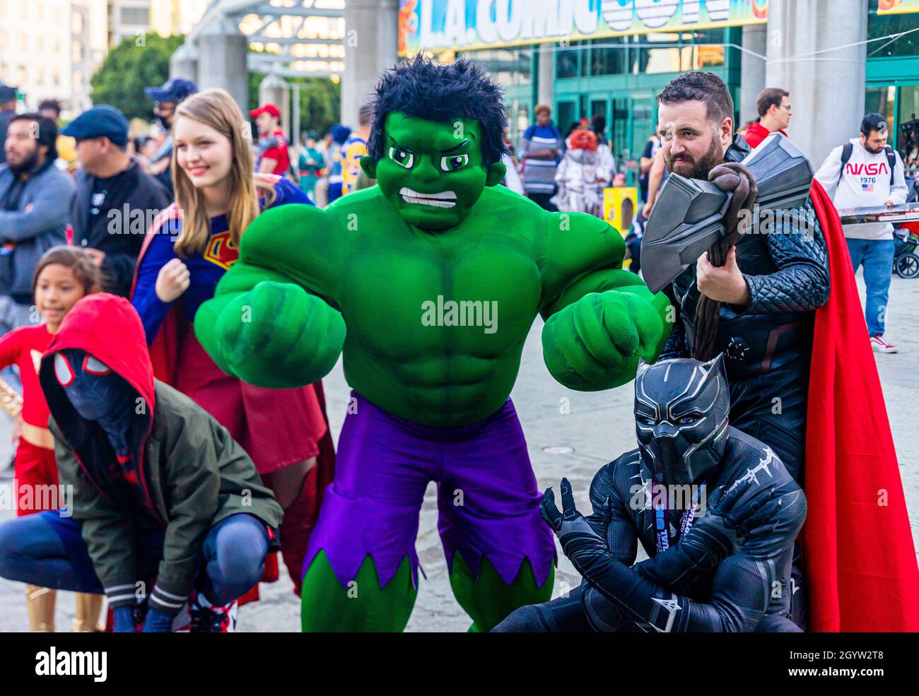 Teilnehmer, die Hulk cosplaying und andere Kreationen imitieren, posieren auf der LA Comic Con Convention, Kalifornien, USA Stockfoto