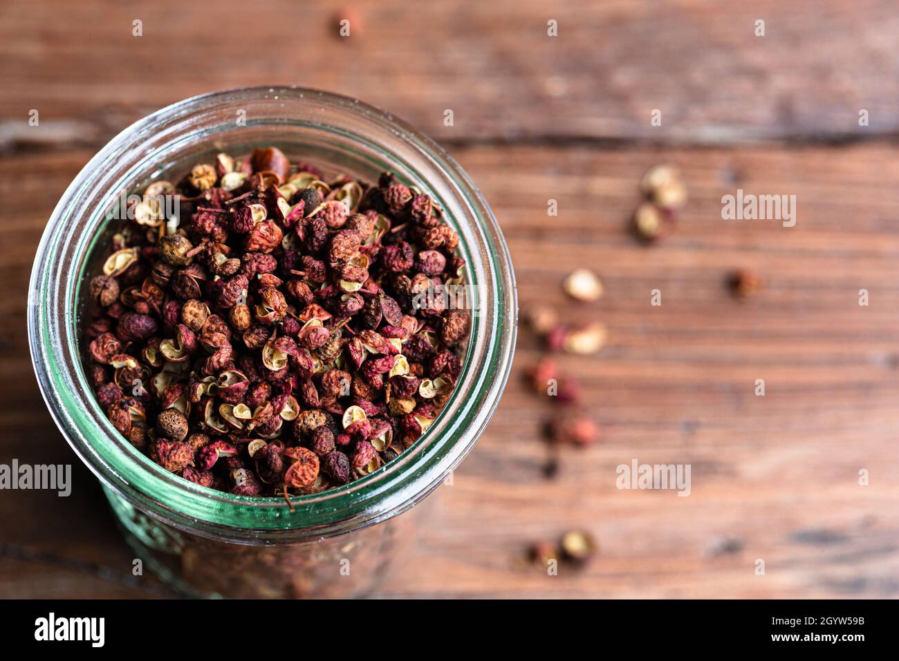 Sichuanpfeffer in einer Glasschüssel Stockfoto