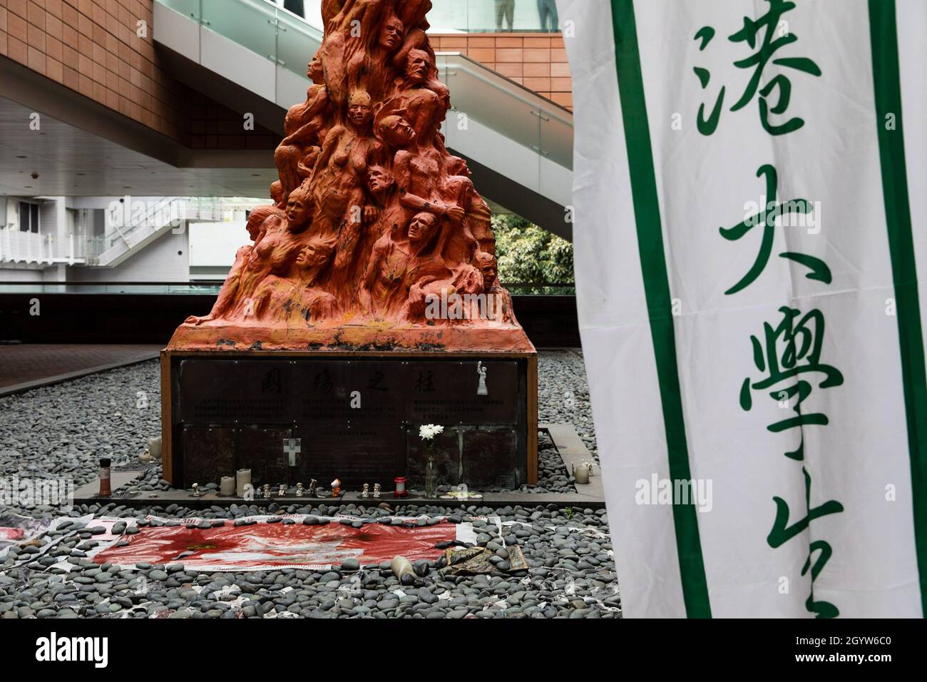 Die „Säule der Schande“ wurde auf dem Campus der Hong Kong University (HKU) ausgestellt. Die Universität von Hong Kong (HKU) hat den Organisator über die Mahnwache vom 4. Juni in Hongkong informiert, um die „Säule der Schande“ vor dem Termin am 13. Oktober, 5 Uhr, zu entfernen. Der vom dänischen Künstler Jens Galschiøt geschaffene Pfeiler der Schande wurde seit 1997 24 Jahre an der Hong Kong University errichtet und ausgestellt. Stockfoto