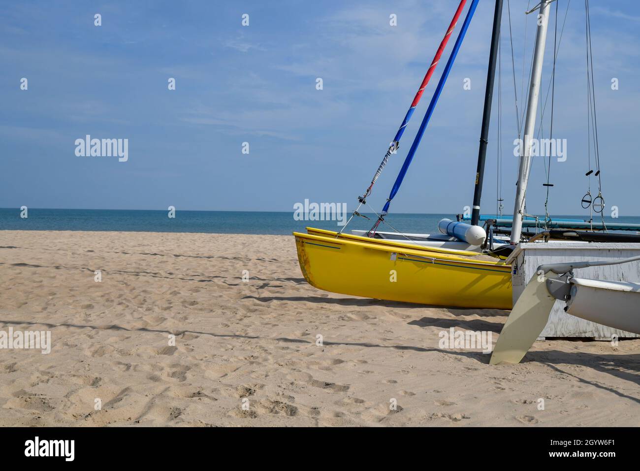 Nach dem Sommer wurden am Strand Katamaransegler gelagert Stockfoto