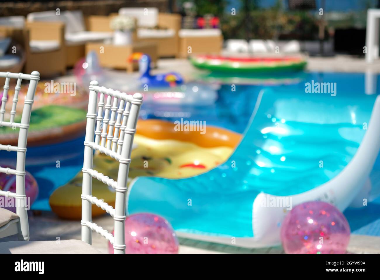 Lustige aufblasbare Einhorn Ring schwimmt im Schwimmbad an sonnigen Tag. Pool Party Konzept.Keine Leute. Stockfoto