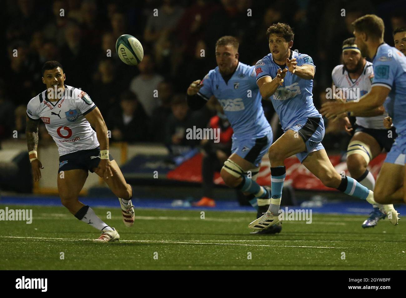 Cardiff, Großbritannien. Oktober 2021. Lloyd Williams von Cardiff Rugby übergibt den Ball, um einen Angriff zu starten. United Rugby Championship, Cardiff Rugby V Vodacom Bulls at the BT Sport Arms Park in Cardiff, South Wales on Saturday 9th October 2021. PIC by Andrew Orchard/Andrew Orchard Sports Photography/Alamy Live News Credit: Andrew Orchard Sports Photography/Alamy Live News Stockfoto