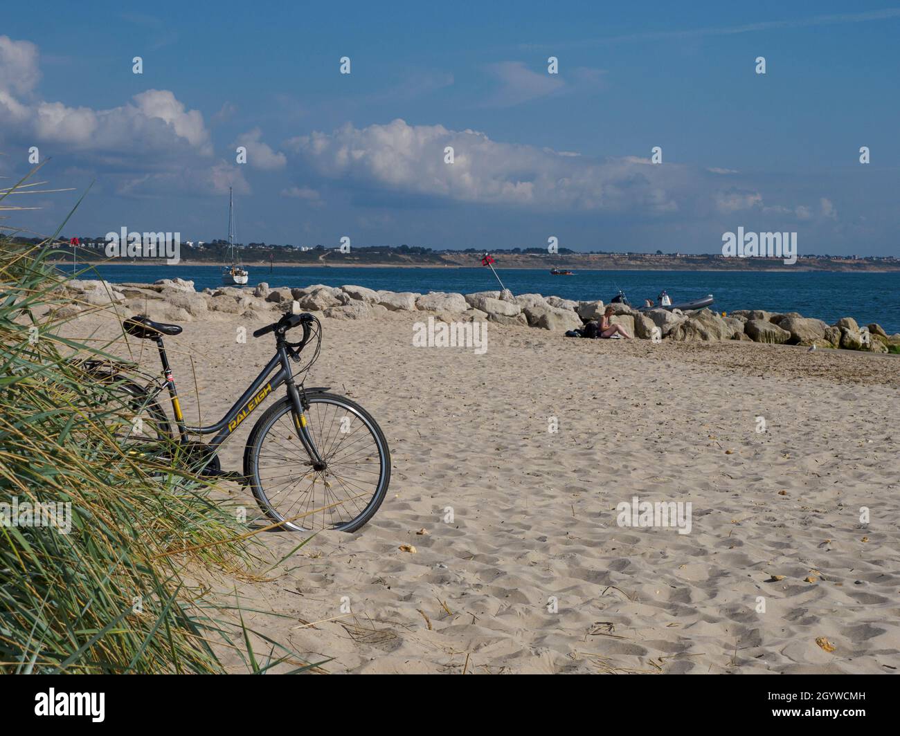 Fahrrad links oben am Strand, Mudeford, Spit, Hengistbury Head, Dorset, VEREINIGTES KÖNIGREICH, Stockfoto