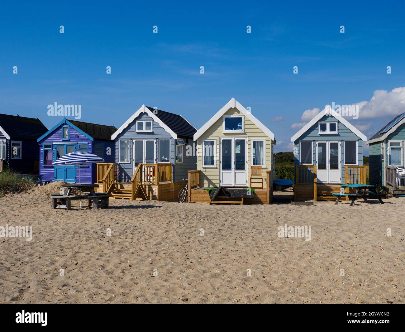 Strandhütten in Mudeford Spit, Hengistbury Head, Dorset, Großbritannien Stockfoto