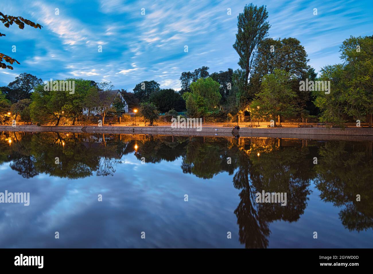 York am Fluss zur blauen Stunde. Stockfoto