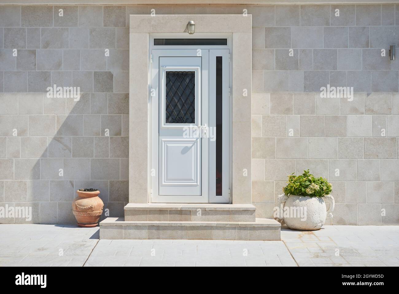 Weiße Eingangstür mit Glas an der Fassade des Hauses Stockfoto