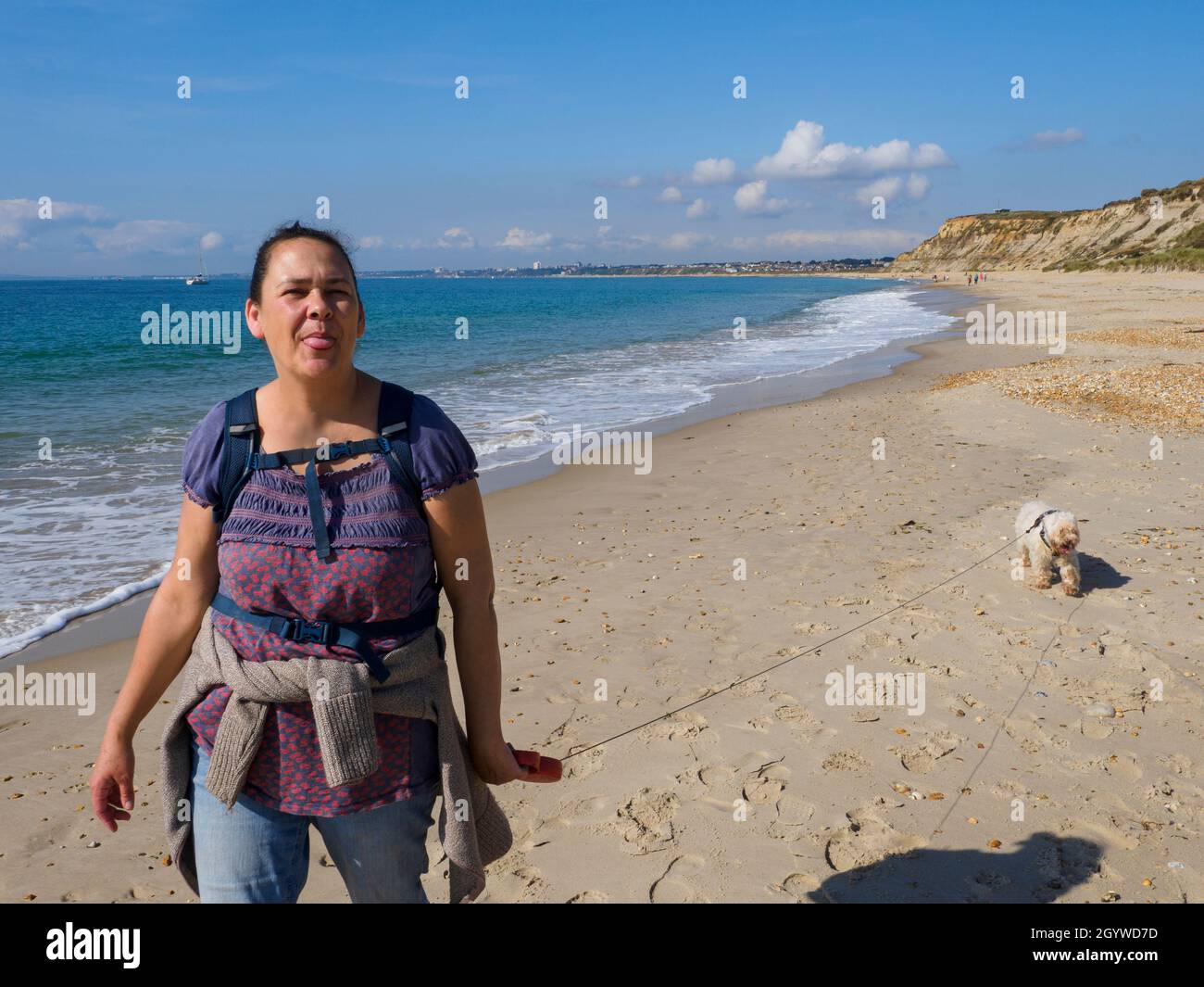 Glückliche Frau, die aus der Zunge ragt Stockfoto