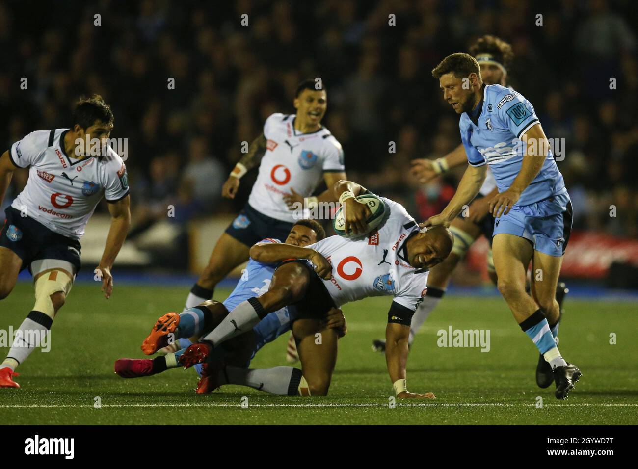 Cardiff, Großbritannien. Oktober 2021. Cornal Hendricks of the Bulls (c) wird von Rey Lee-Lo von Cardiff Rugby gestoppt. United Rugby Championship, Cardiff Rugby V Vodacom Bulls at the BT Sport Arms Park in Cardiff, South Wales on Saturday 9th October 2021. PIC by Andrew Orchard/Andrew Orchard Sports Photography/Alamy Live News Credit: Andrew Orchard Sports Photography/Alamy Live News Stockfoto