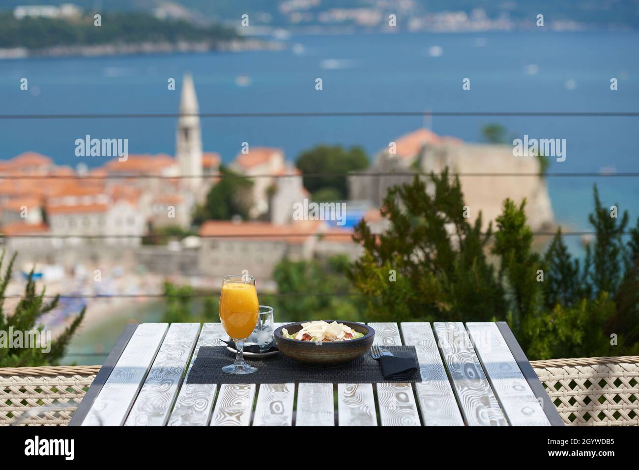 Frühstück mit herrlichem Blick auf die Stadt und das Meer Stockfoto
