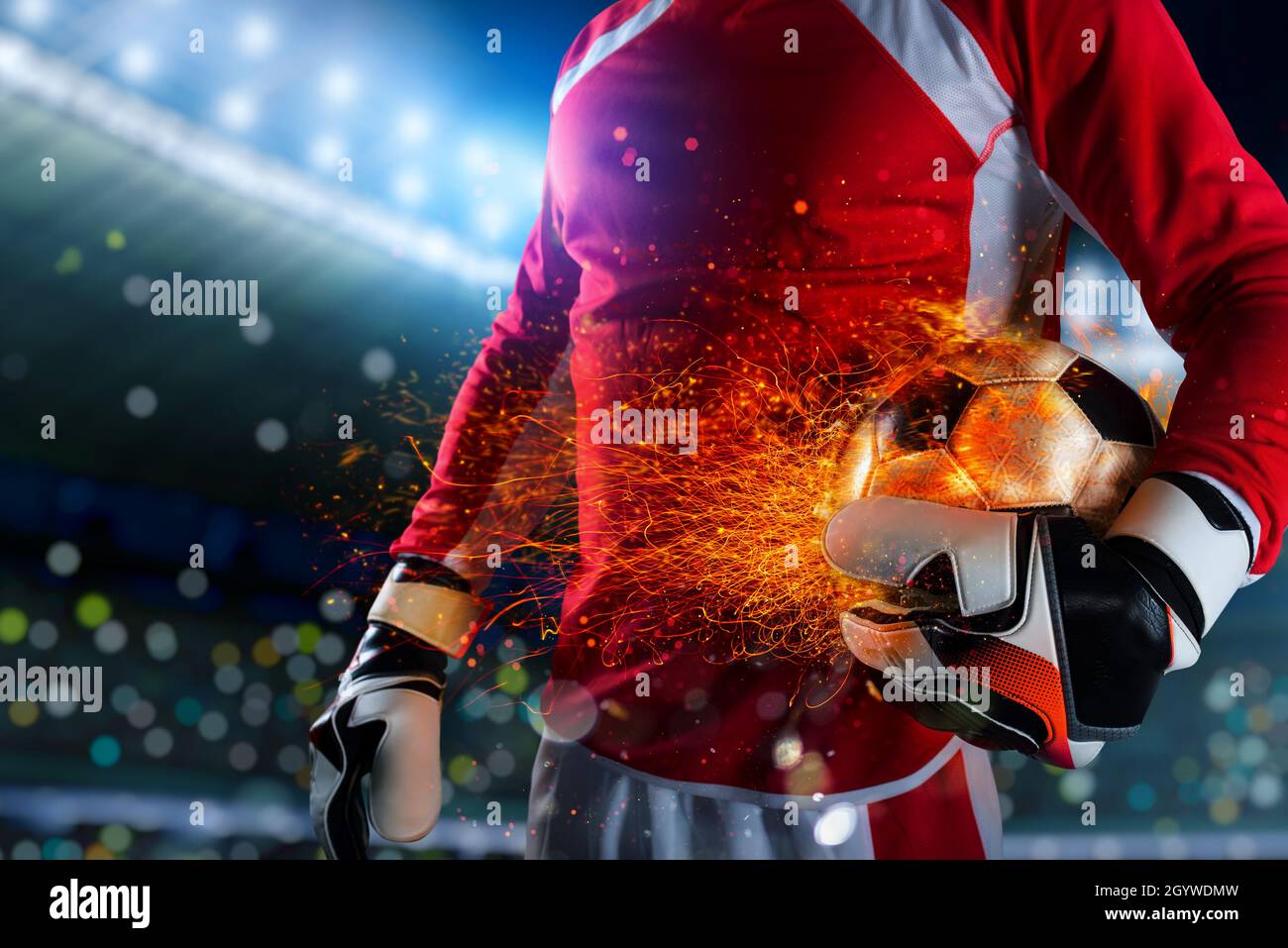 Torwartspieler bereit, mit feurigem Soccerball zu spielen Stockfoto
