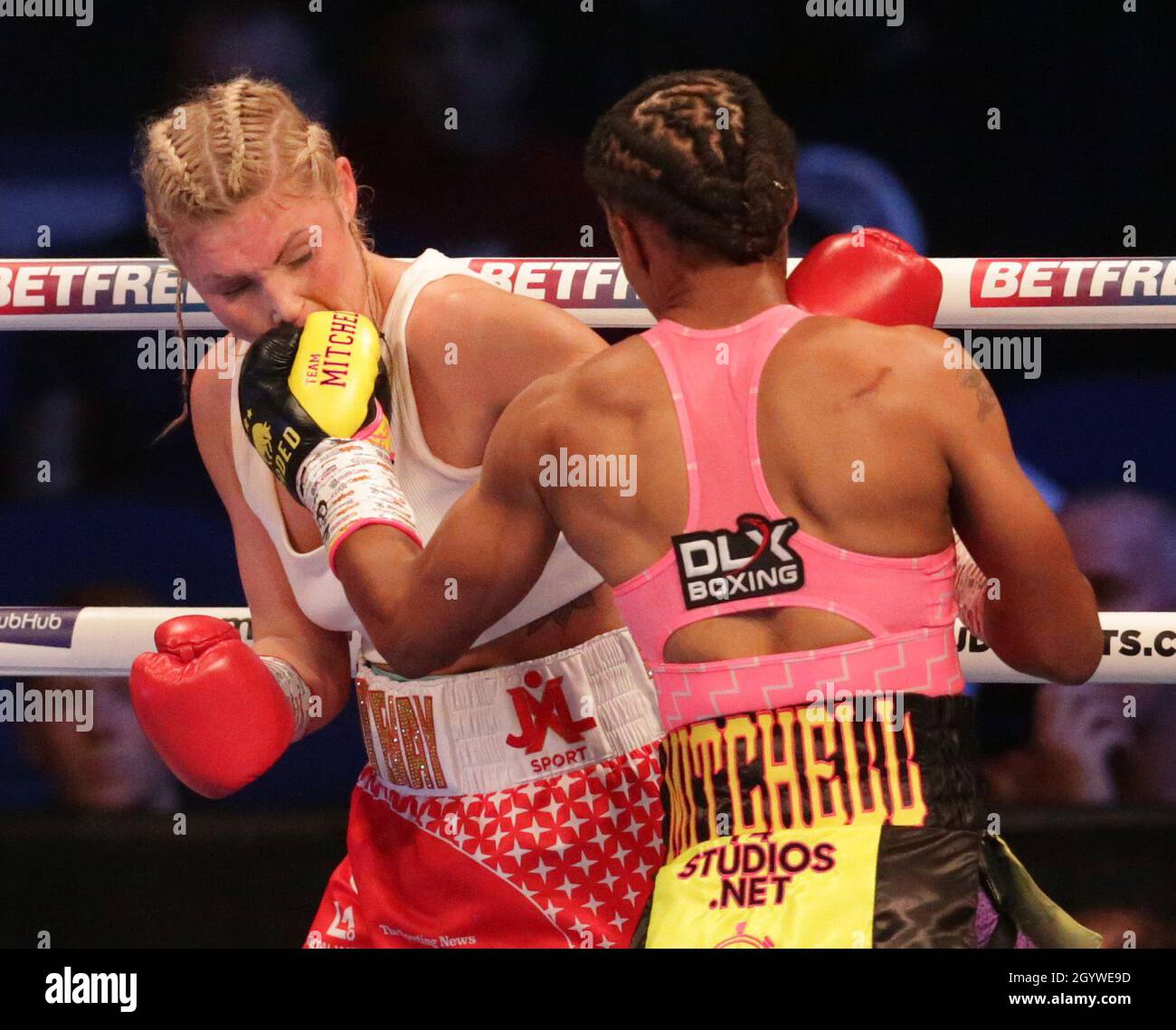 9. Oktober 2021; M&amp;S Bank Arena, Liverpool, England; Matchroom Boxing, Liam Smith gegen Anthony Fowler; HANNON COURTENAY (Watford, England) gegen JAMIE MITCHELL (USA) und#xa0; während ihres WBA Bantamweight World Championship Contest Stockfoto