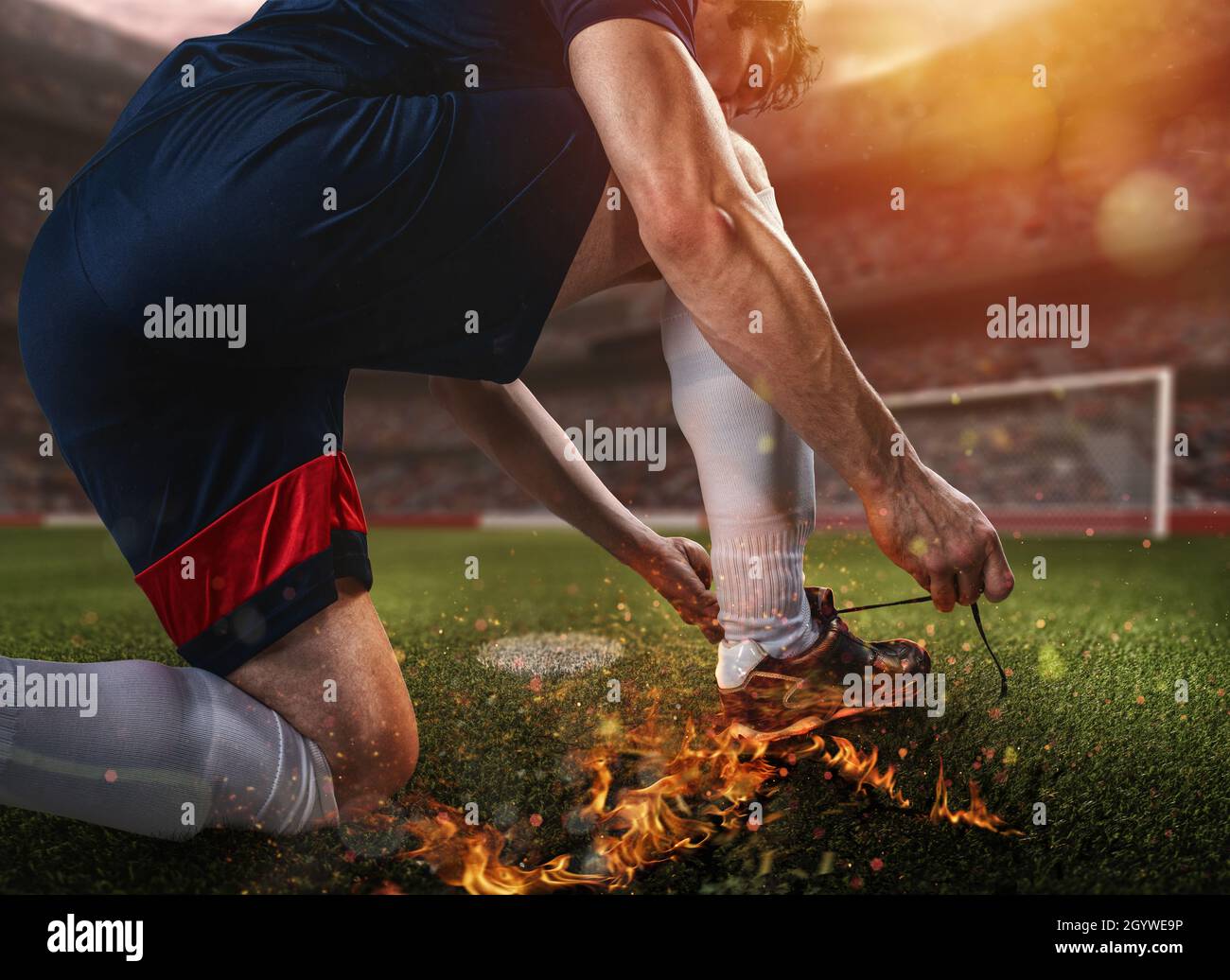 Fußballspieler mit feurigem Schuh bereit zum Spielen Stockfoto