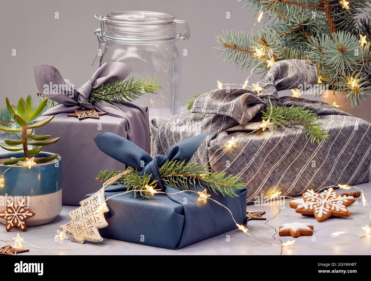 Weihnachtsgeschenke im traditionellen japanischen furoshiki-Stil  Stockfotografie - Alamy