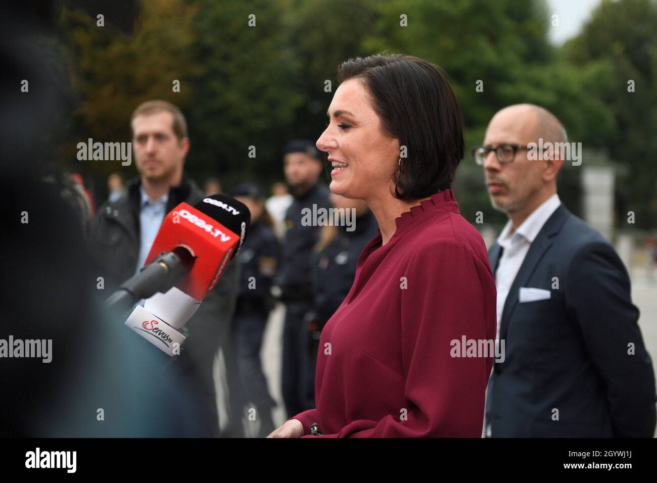 Presseerklärung von Elisabeth Köstinger ÖVP vor dem Bundeskanzleramt in Wien Stockfoto