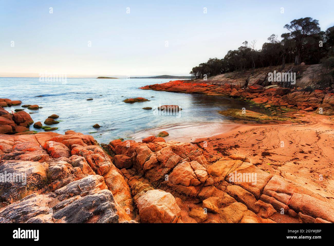 Coles Bay Seeslandschaft bei Sonnenaufgang. Stockfoto