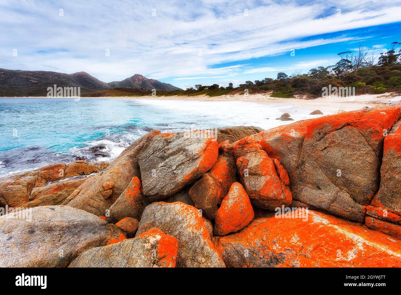 Flechten aus rotem Granit am Strand der Wineglass Bay auf der Halbinsel Freycinet in Tasmanien. Stockfoto