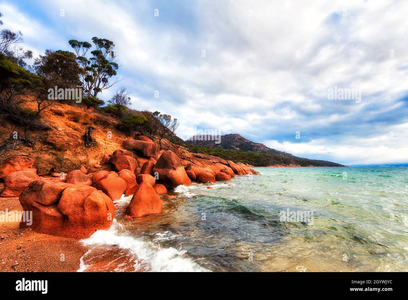 Malerische, farbenfrohe Küste in der Honeymoon Bay an der tasmanischen Pazifikküste auf der Halbinsel Freycinet Stockfoto