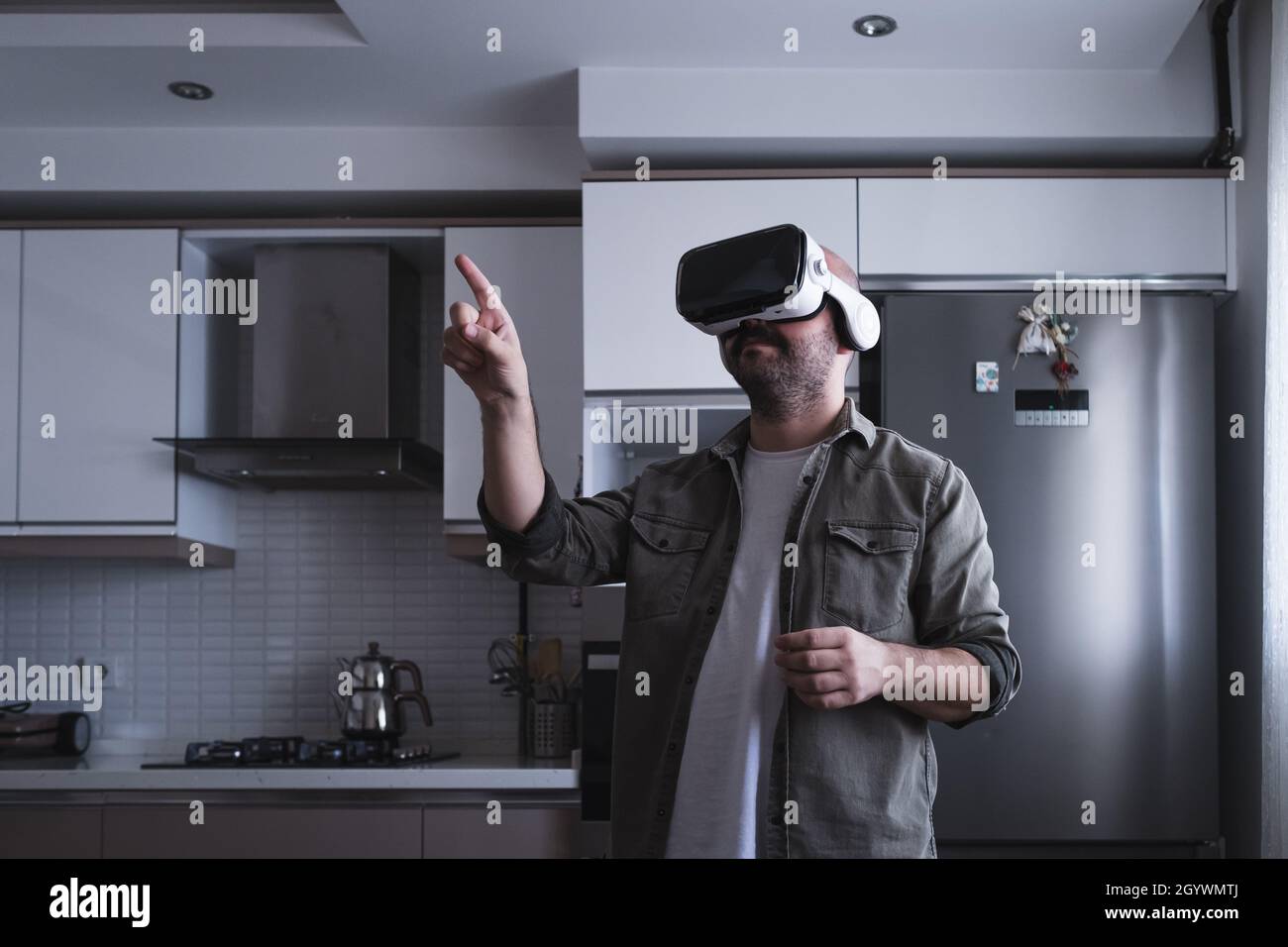 Mann mit Augmented Virtual Reality-Brille in der Küche Stockfoto