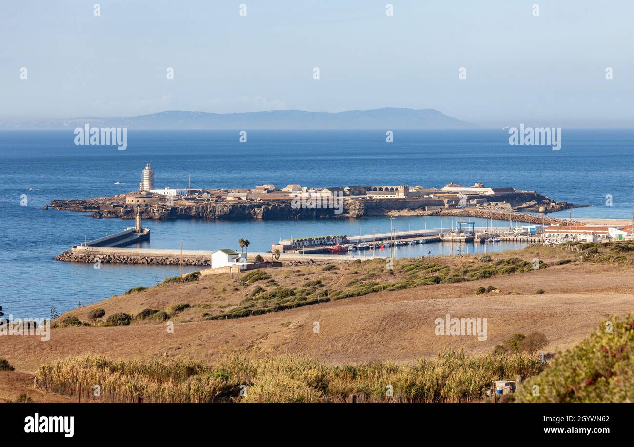 Tarifa Island, Isla de Tarifa oder Isla de Las Palomas, die Festungen von militärischen Aktivitäten hat, einen Leuchtturm und Punta de Tarifa. Stockfoto