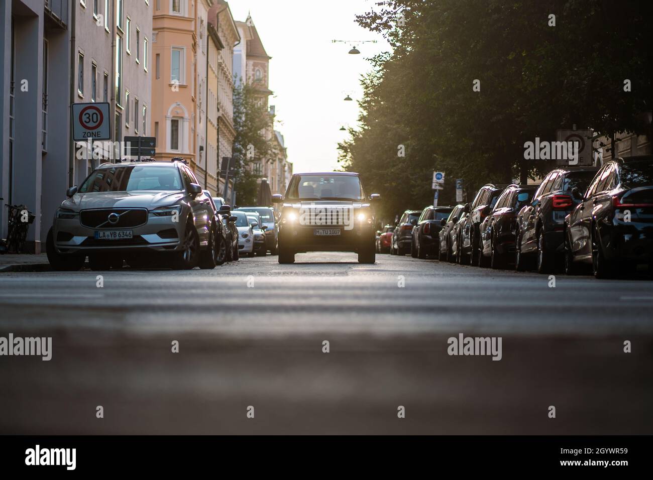 MÜNCHEN, DEUTSCHLAND - 14. Sep 2021: Ein Vorderansicht-Auto in der Münchner Straße, Mangel an geeigneten Parkplätzen in der Innenstadt Stockfoto