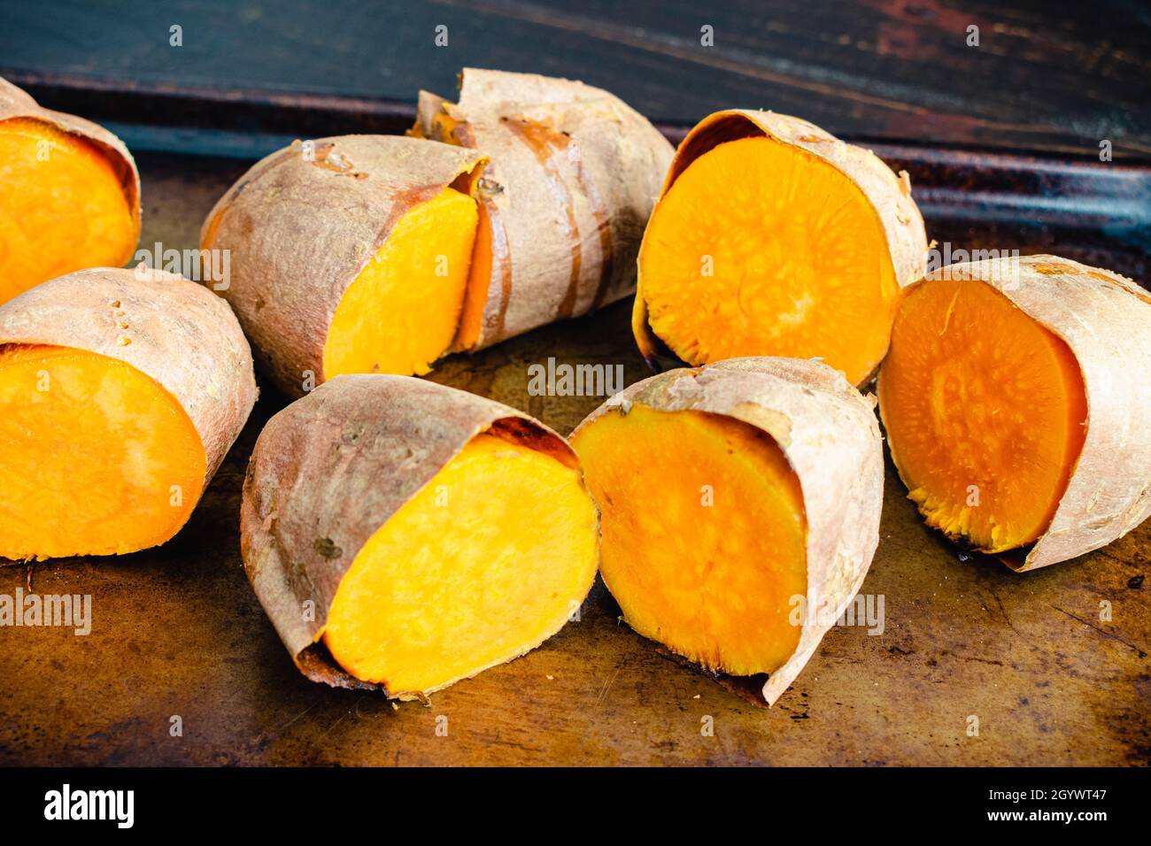 Halbierte gebackene Süßkartoffeln auf einem Blech Pfanne: Vier gebackene  Süßkartoffeln auf einem Backblech halbiert Stockfotografie - Alamy