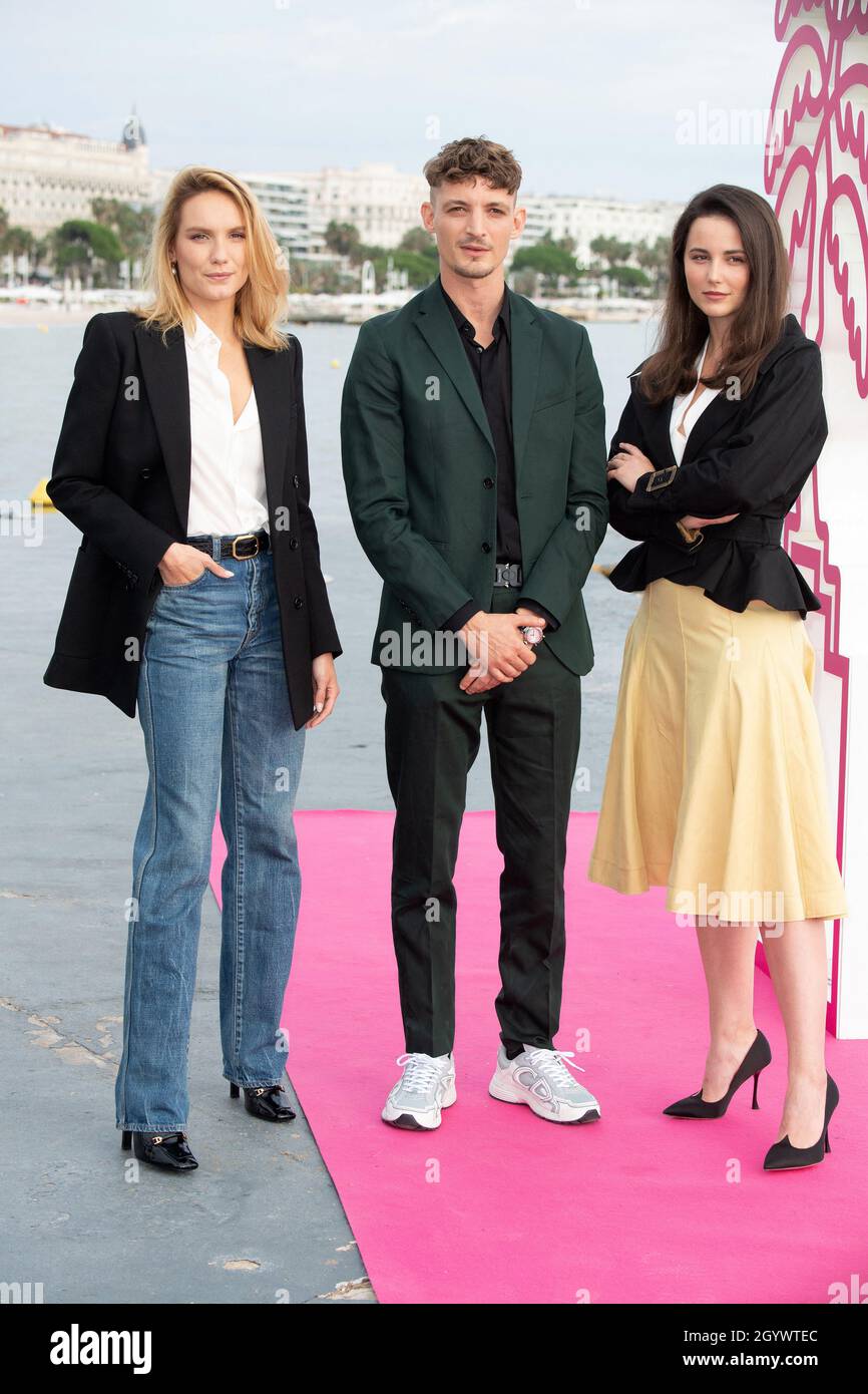 Ana Girardot, Niels Schneider und Vera Kolesnikova besuchen die Totems-Fotoserie während der 4. Ausgabe des Cannes International Series Festival (Canneseries) in Cannes, Südfrankreich, am 9. Oktober 2021. Foto von David Niviere/ABACAPRESS.COM Stockfoto