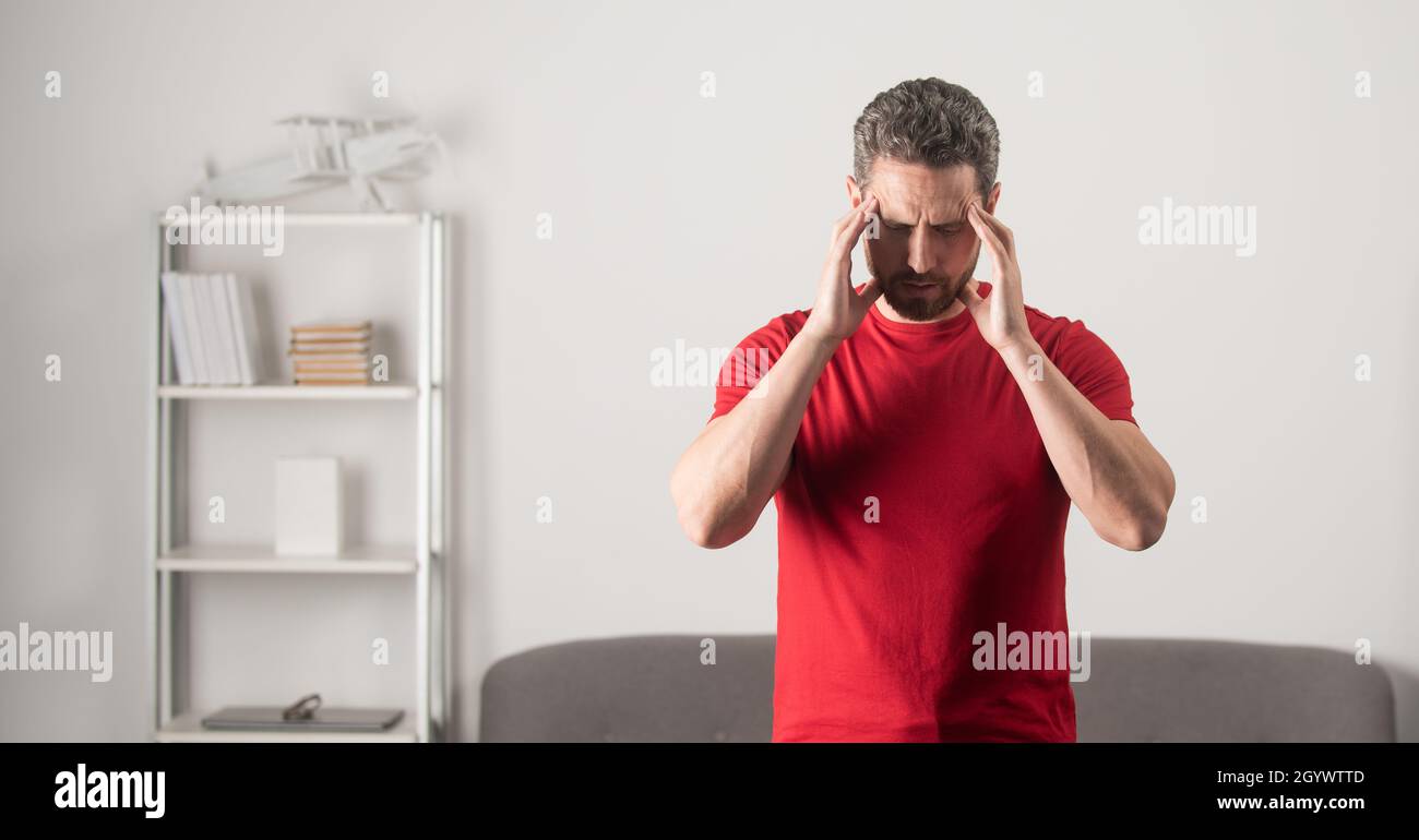 Reifer Mann leidet unter Kopfschmerzen und fühlt sich unglücklich, Kopierer Raum, Migräne Stockfoto