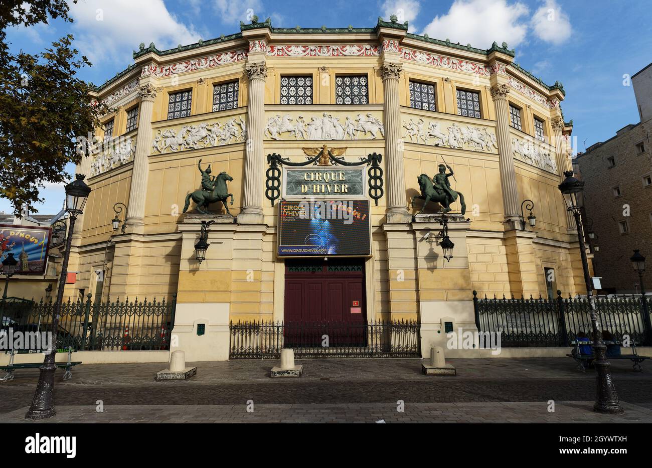Blick auf den Cirque d'Hiver -Winter Circus. Das Theater wurde vom Architekten Jacques Ignace Hittorff entworfen und 1852 von Kaiser Napoleon III. Eröffnet Stockfoto