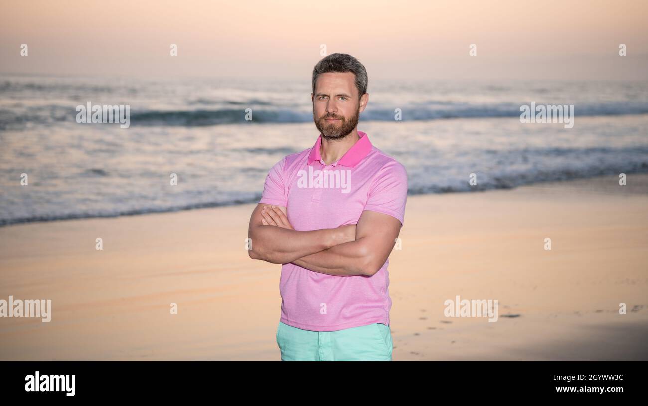 Bärtiger Mann im Hemd. Sommermode. Sommerurlaub. Selbstbewusster Mann mit Bart Stockfoto