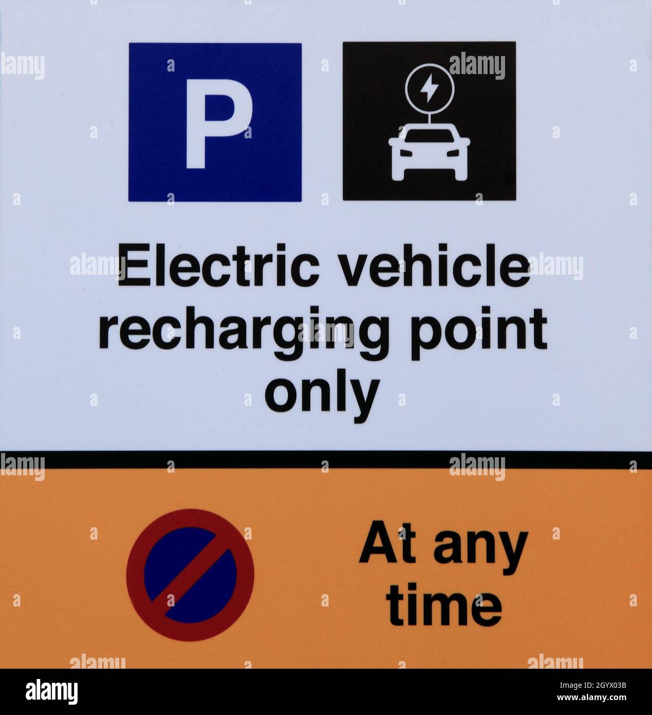 Elektrofahrzeug, nur Ladestation, Schild, Tesco-Parkplatz, Hunstanton, Norfolk, England Stockfoto