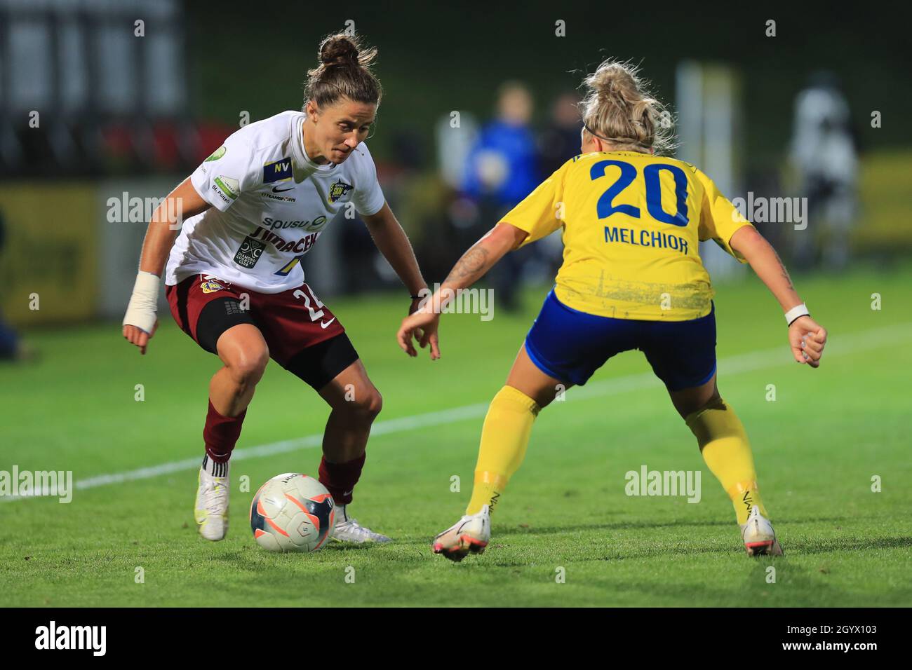 Mateja Zver tritt Carina Melchior beim ersten Bundesliga-Spiel der Planet Pure Frauen gegen den SKN St. Polen Frauen in Wien an Stockfoto