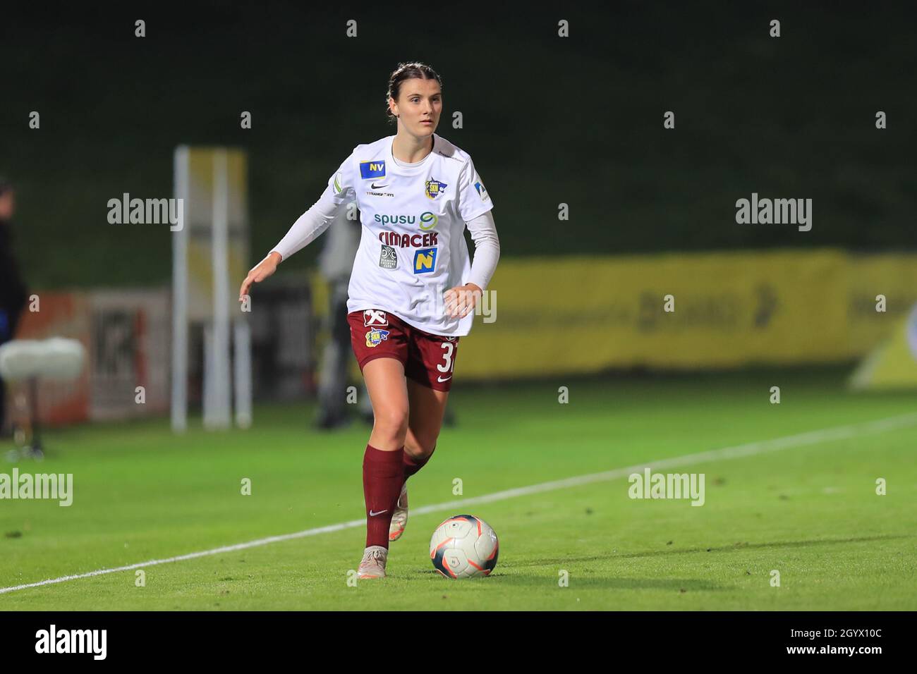 Anna Bereuter treibt den Ball beim ersten Bundesliga-Spiel von Planet Pure Frauen gegen SKN St. Polen Frauen in Wien nach vorne Stockfoto
