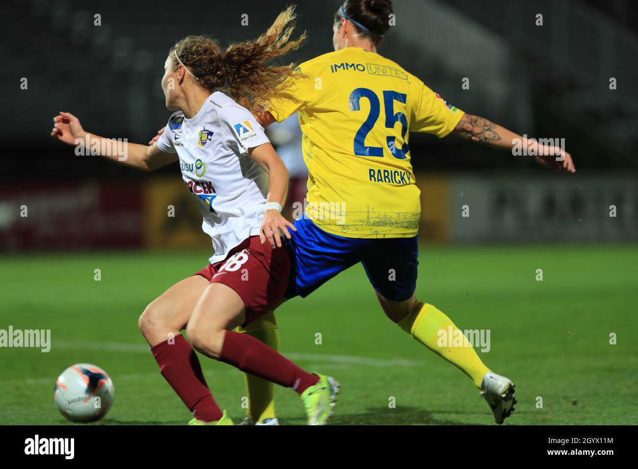 Gina Babicky schirmt beim ersten Bundesliga-Spiel von Planet Pure Frauen gegen den SKN St. Polen Frauen in Wien einen Ball gegen die Spielerin Melie Brunnthaler Stockfoto