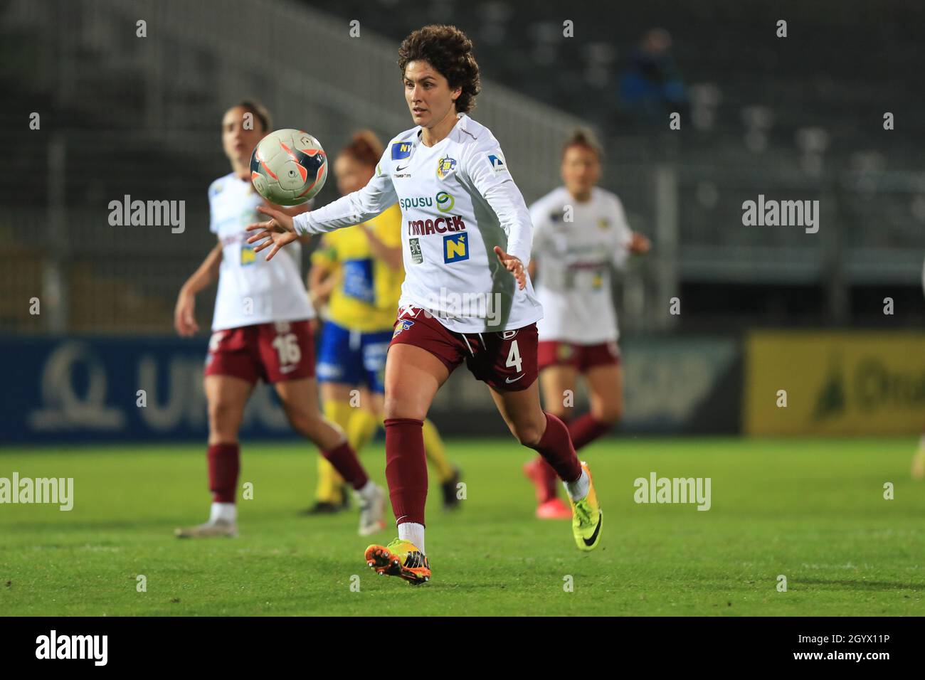 Leonarda Balog schirmt den Ball während des Planet Pure Frauen Bundesliga-Spiels First Vienna FC gegen SKN St. Polen Frauen in Wien Österreich Stockfoto