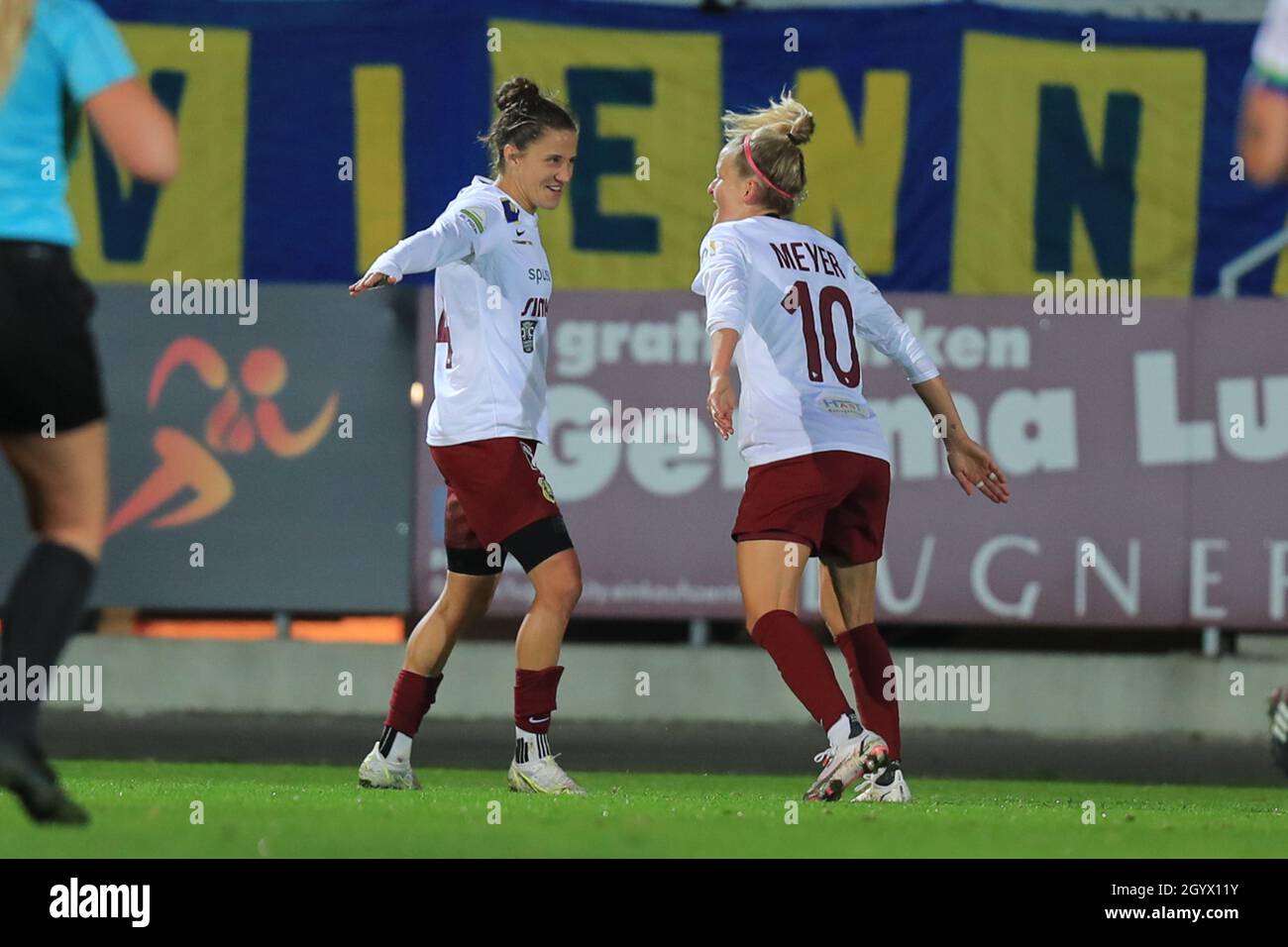 Mateja Zver und Isabelle Meyer feiern beim ersten Bundesligaspiel von Planet Pure Frauen gegen SKN St. Polen Frauen in Wien Österreich ein Tor Stockfoto