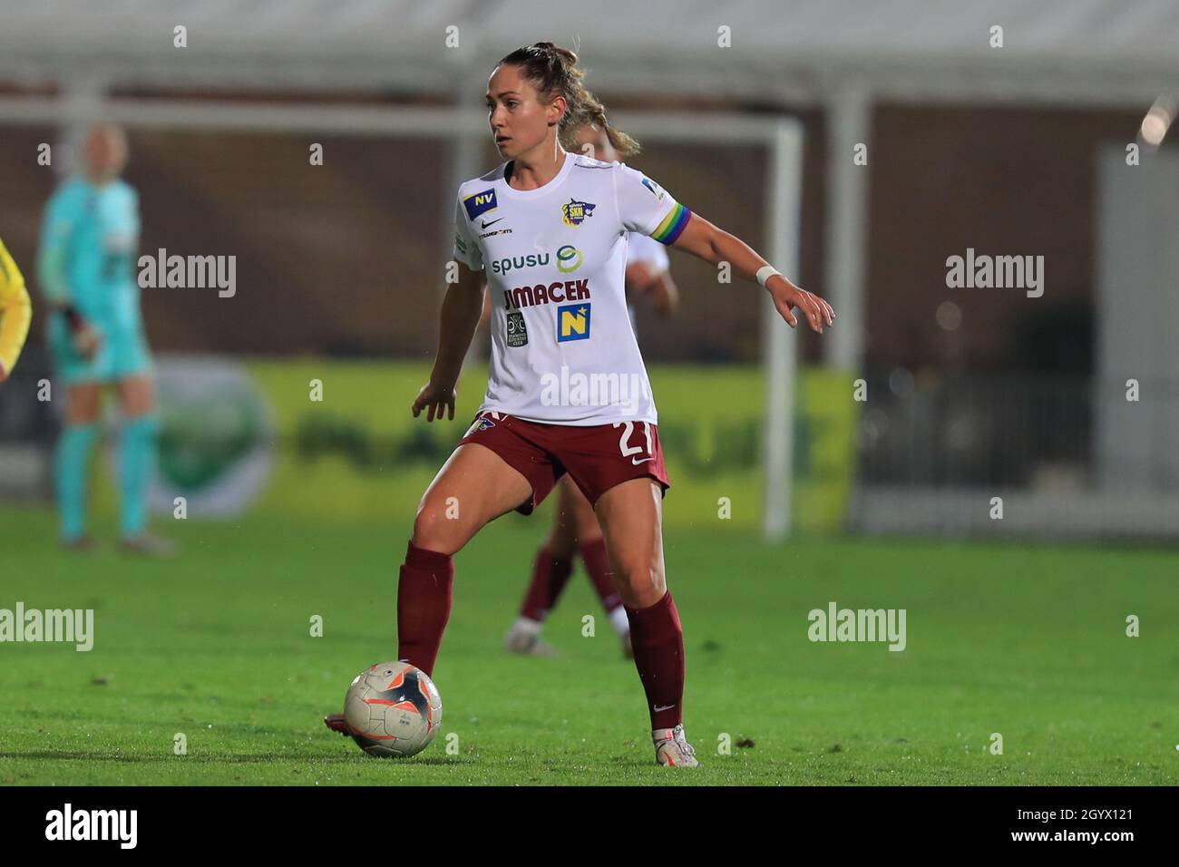 Jasmin Eder treibt den Ball beim ersten Bundesligaspiel von Planet Pure Frauen gegen SKN St. Polen Frauen in Wien nach vorne Stockfoto