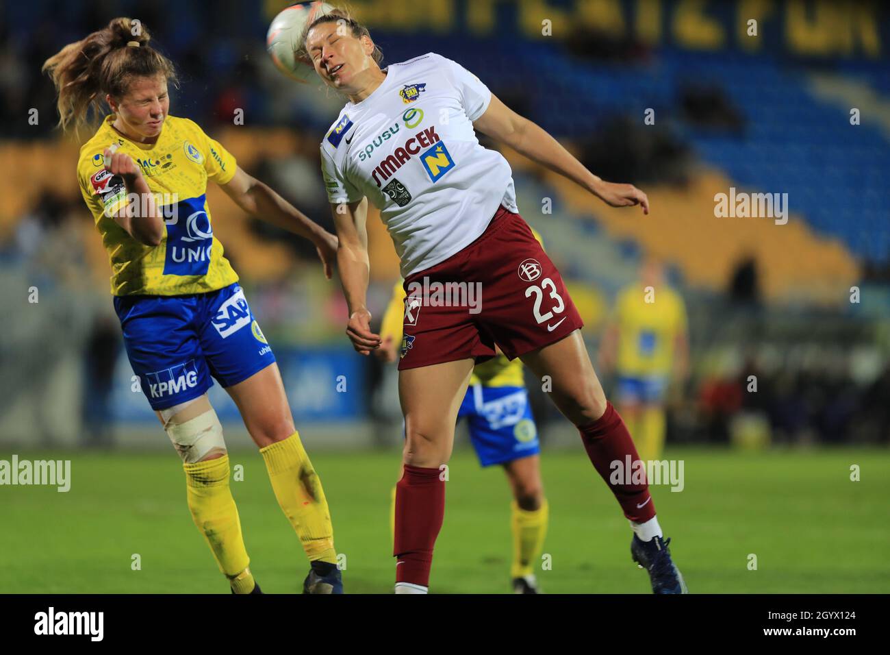 Bernadette Zagor und Sarah Mattner im Einsatz während des Planet Pure Frauen Bundesliga-Spiels zum ersten Mal in Wien gegen SKN St. Polen Frauen Stockfoto