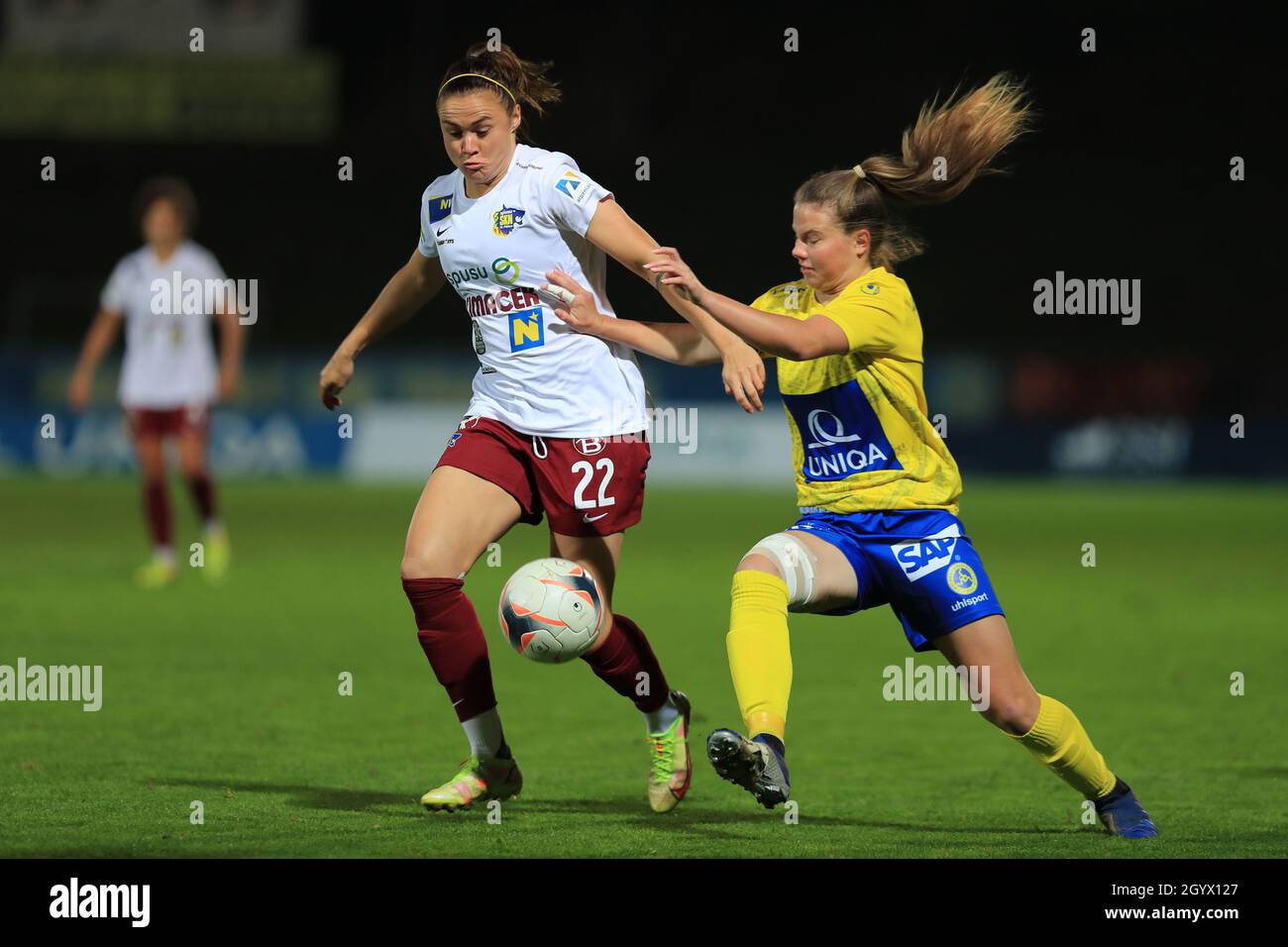 Stefanie Enzinger schirmt den Ball gegen Sarah Mattner während des Planet Pure Frauen Bundesliga-Spiels First Vienna FC gegen SKN St. Polen Frauen in Wien Österreich Stockfoto