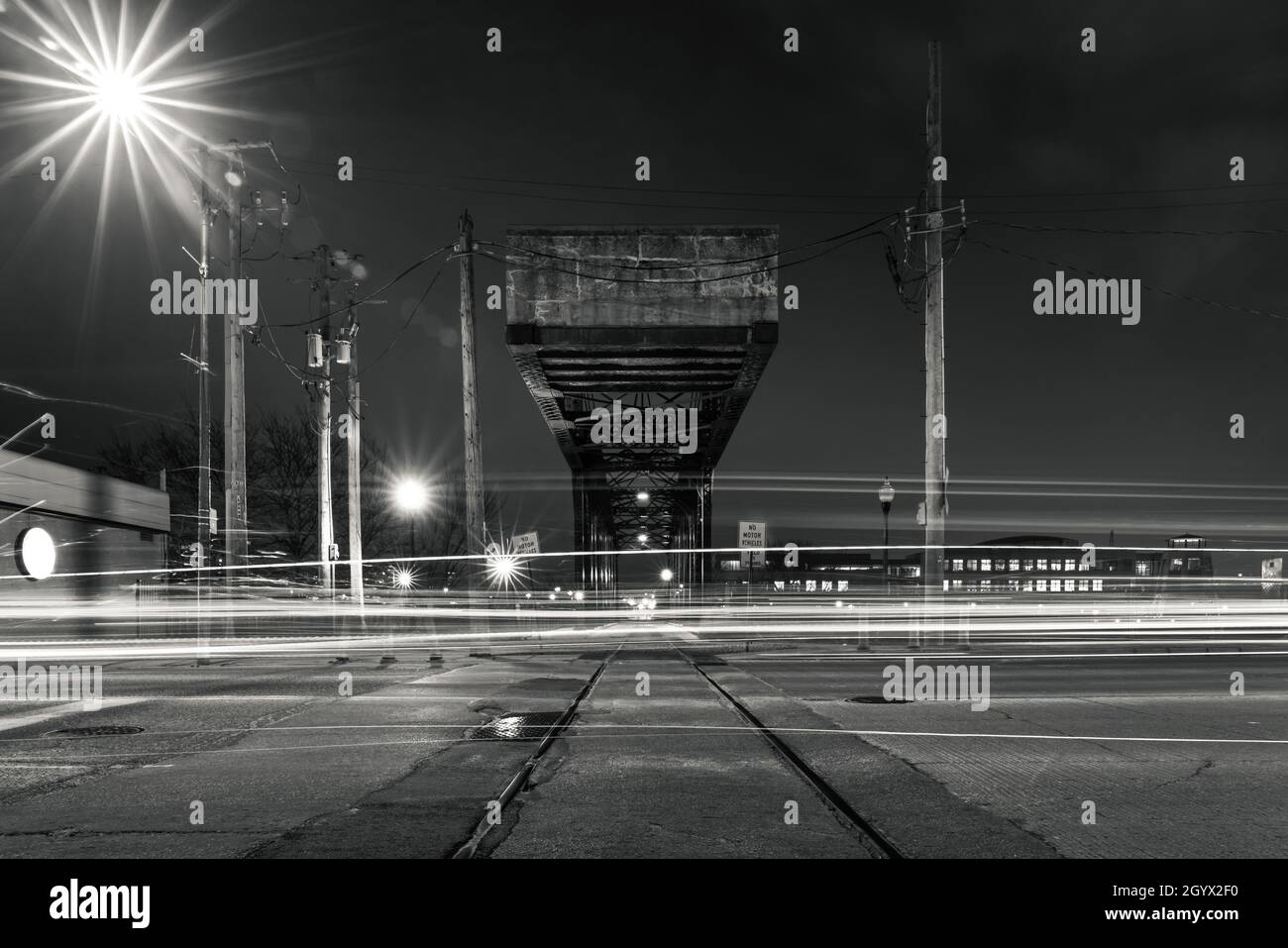 Wunderschöne Schwarz-Weiß-Nachtaufnahme der historischen asymmetrischen Bob-Schwanz-Swing-Brücke Cherry Avenue Z-2 mit freischwelliger Struktur und Schienen Stockfoto