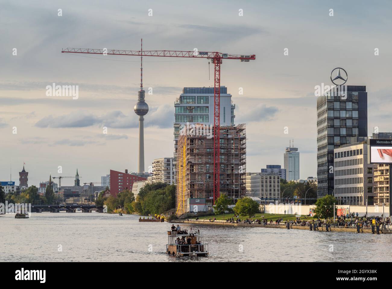 Blick auf die Berliner Stadt/Skyline von der Oberbaumbrücke mit Blick auf die Spree in Berlin, Deutschland Stockfoto