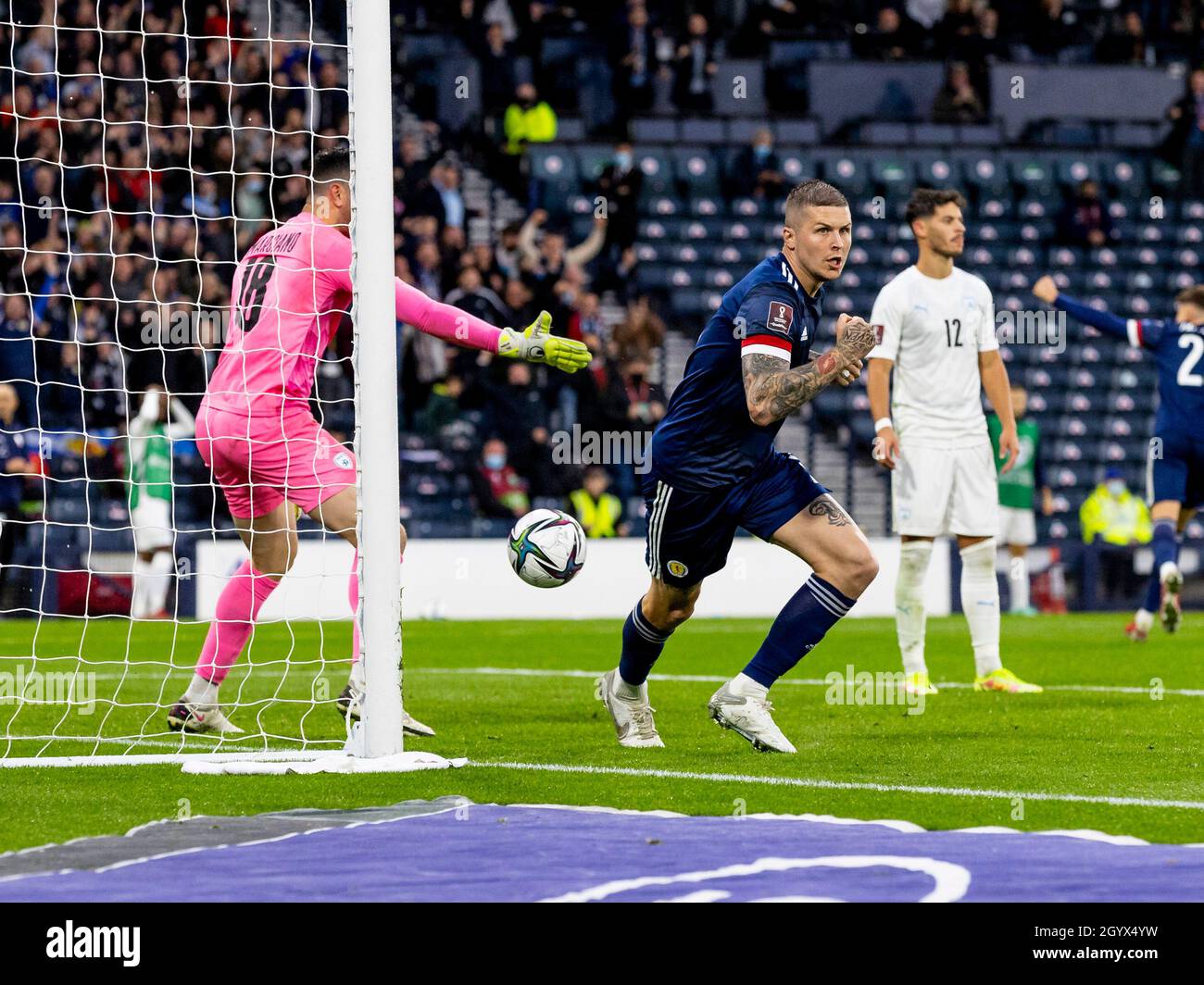 Hampden Park, Glasgow, Großbritannien. Oktober 2021. FIFA Fußball-Weltmeisterschaft, Schottland gegen Israel; Lyndon Dykes aus Schottland feiert, nachdem er für Schottland das zweite Tor erzielt hat, um es 2-2 zu erreichen.Quelle: Action Plus Sports/Alamy Live News Stockfoto