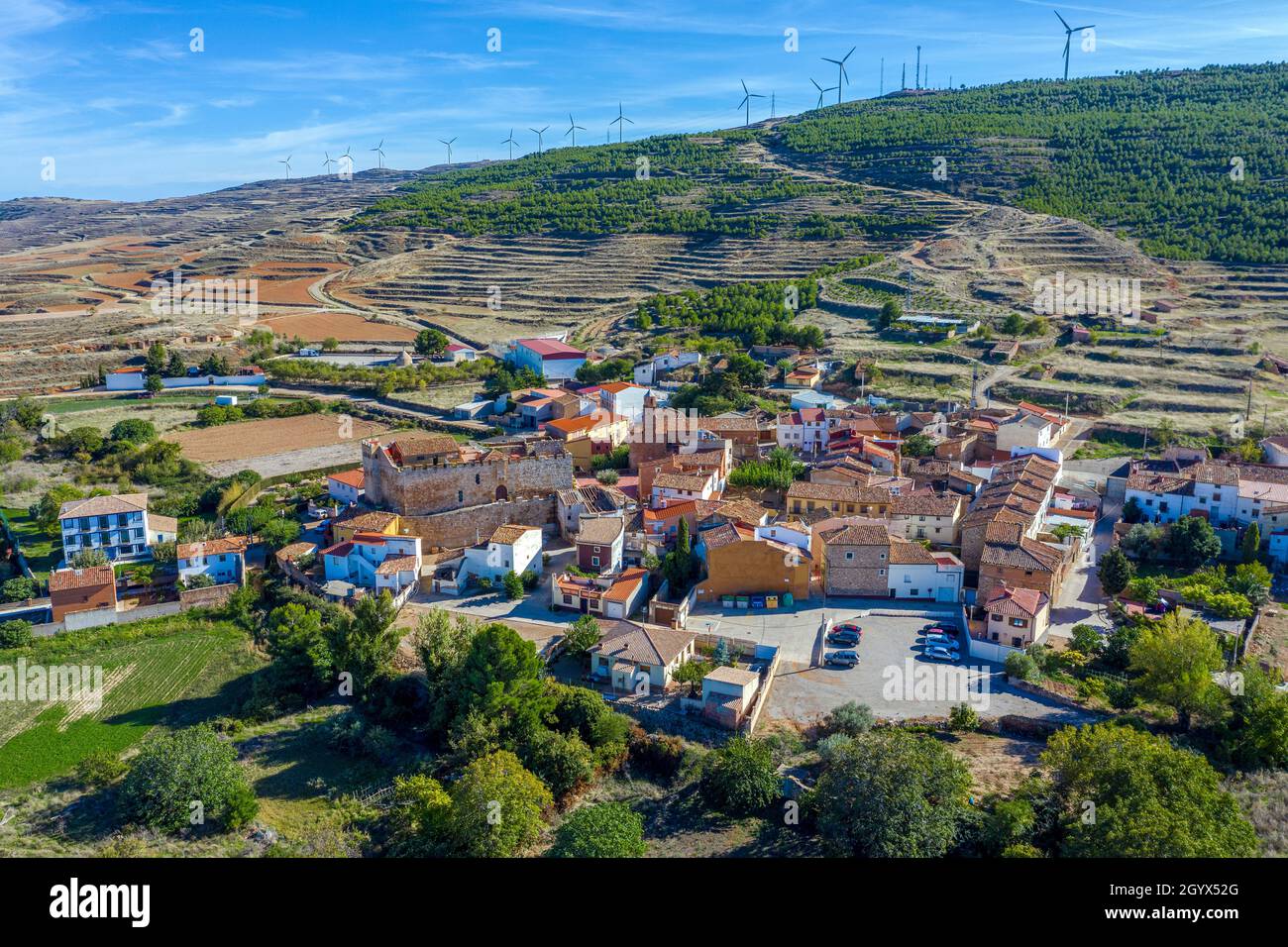 Luftaufnahme von drohne der Bevölkerung von Grisel und Umgebung mit dem Wind energy mills, in der Nähe von Tarazona in der Provinz Saragossa in Spanien Stockfoto