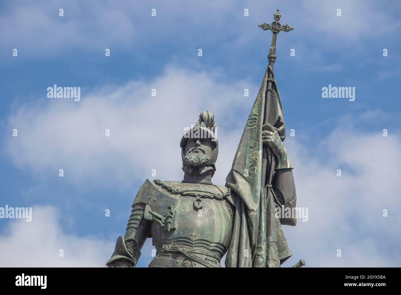 Medellin, Spanien - 3. April 2021: Hernan Cortes Monument, Aztekenreich Spanischer Eroberer, Medellin, Extremadura, Spanien. Von Eduardo Barron im Jahr 1890. Stockfoto