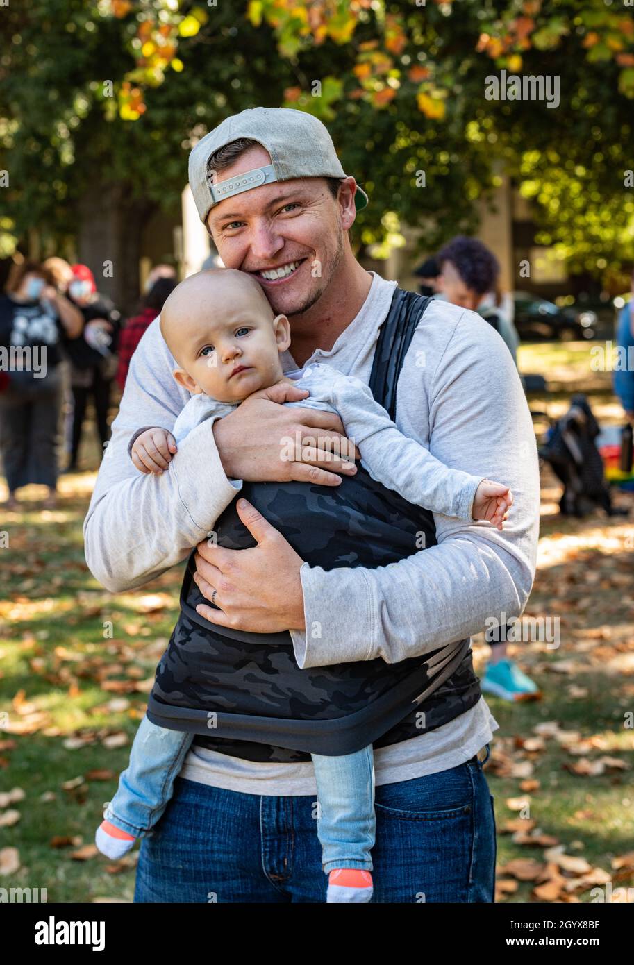 Alex Breen posiert mit seinem Kind Miabella im Rahmen des National Trans Visibility March Day. Stockfoto