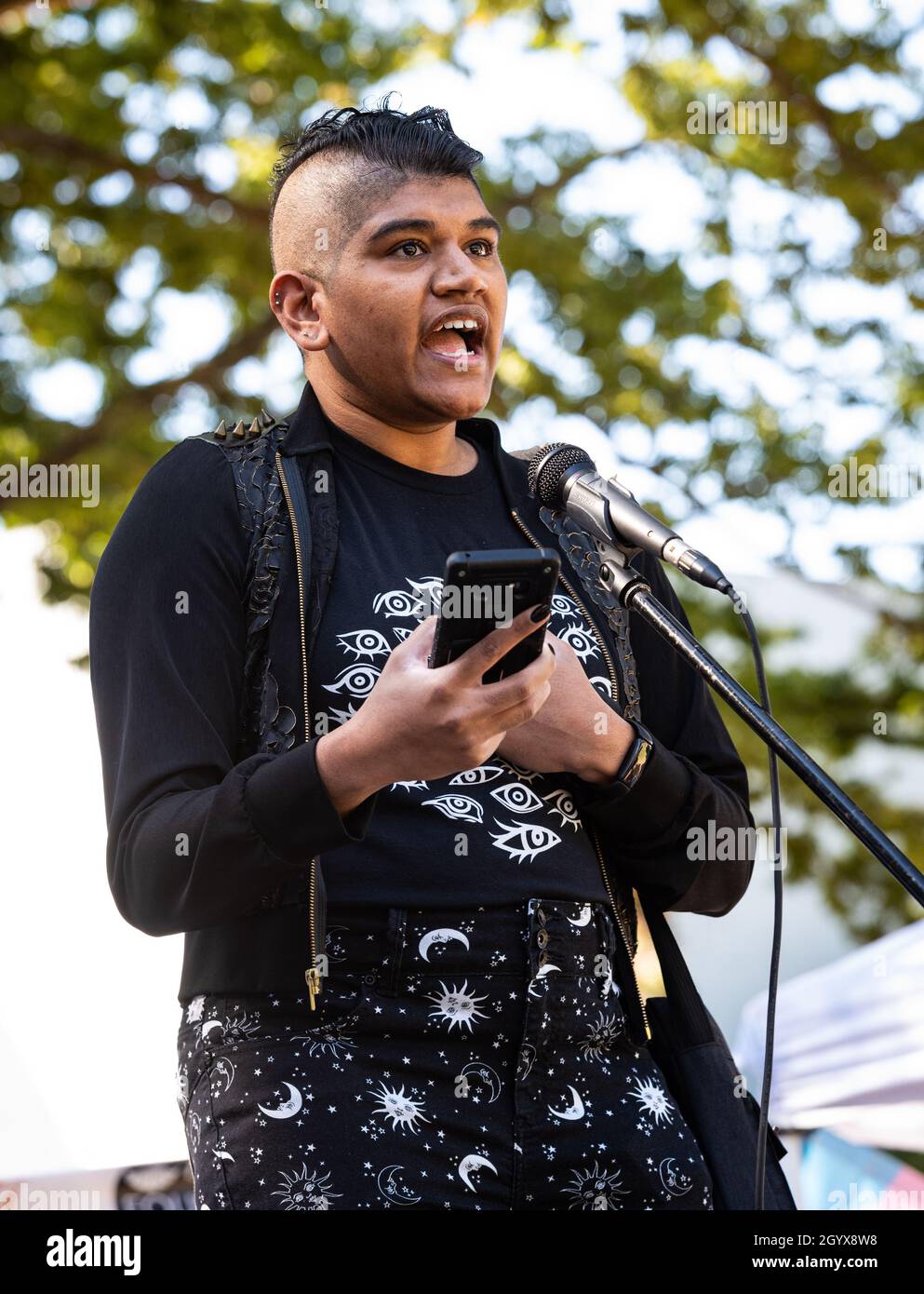 Josie R., eine gesprochene Wortkünstlerin, liest ihr Gedicht „Land der imaginären Bestien“ als Teil des National Trans Visibility March Day. Stockfoto